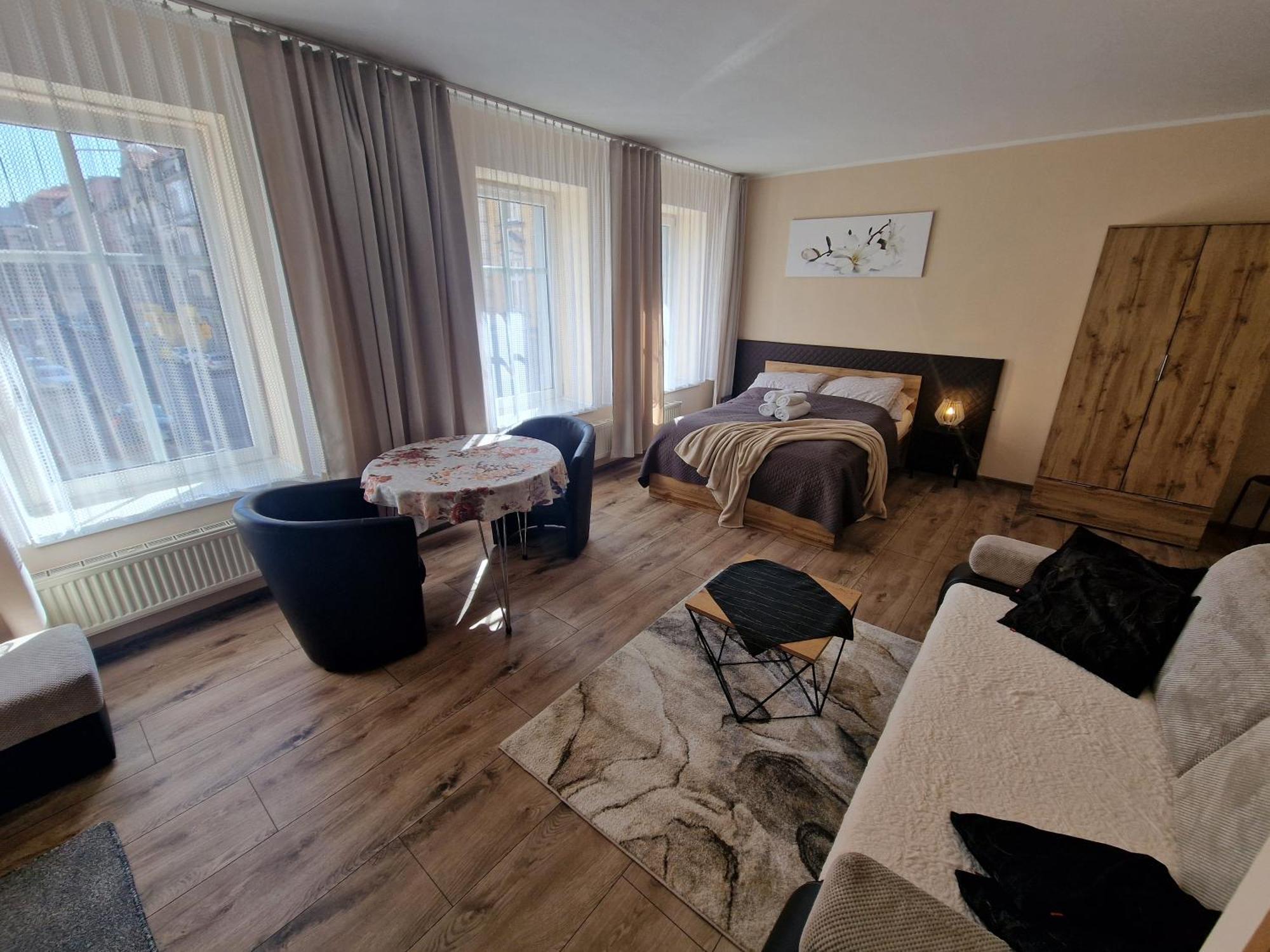 Aparthouse Apartamenty Centrum - In The City Center Near The Train Station Катовице Екстериор снимка