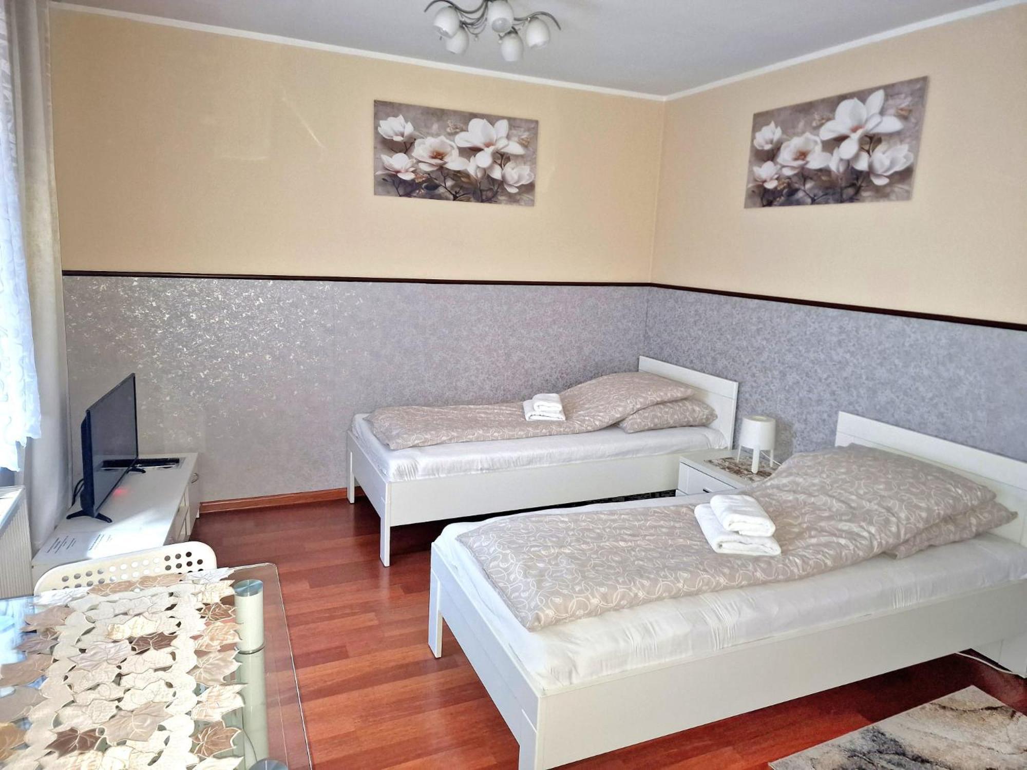 Aparthouse Apartamenty Centrum - In The City Center Near The Train Station Катовице Екстериор снимка