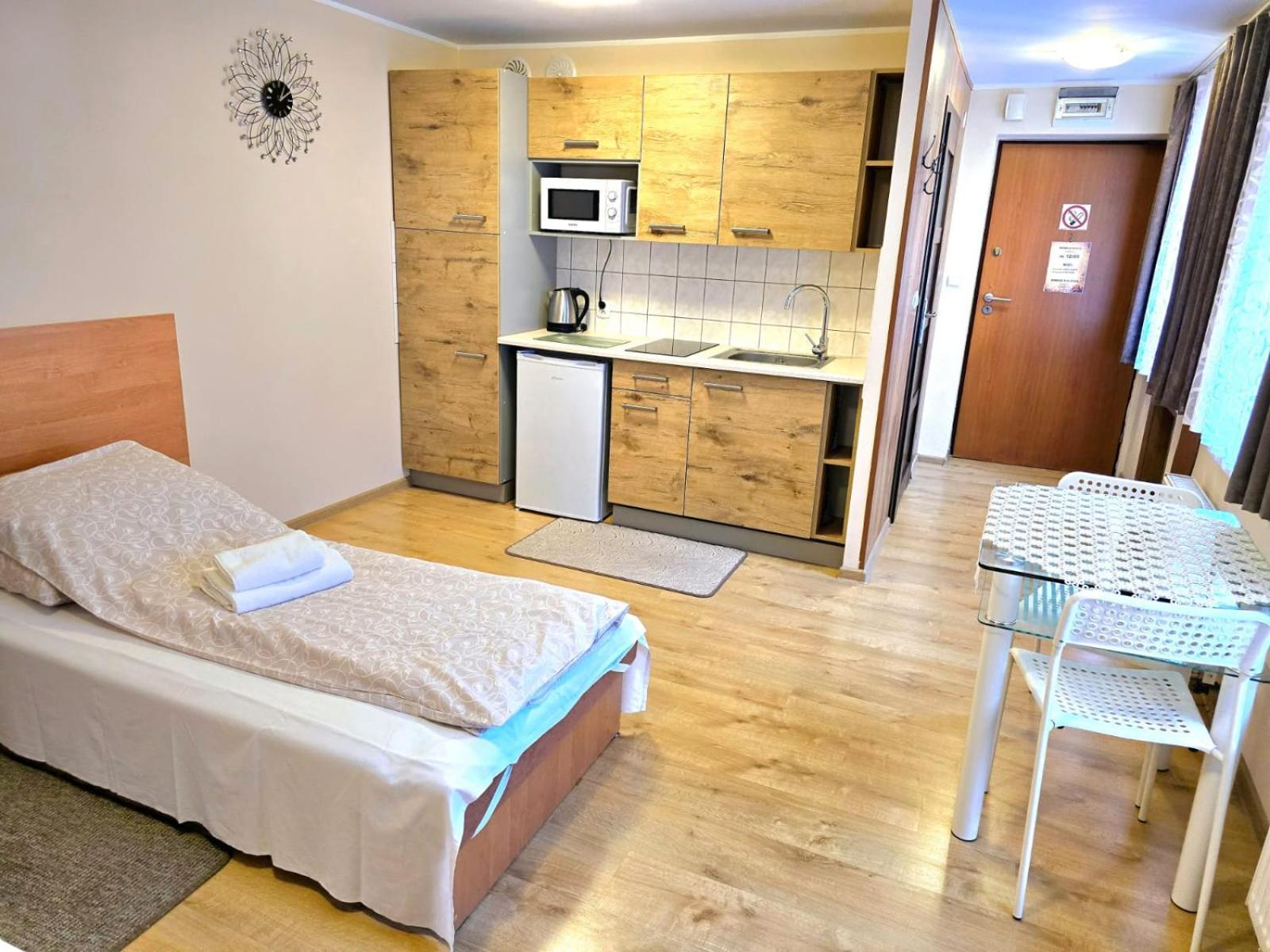 Aparthouse Apartamenty Centrum - In The City Center Near The Train Station Катовице Екстериор снимка
