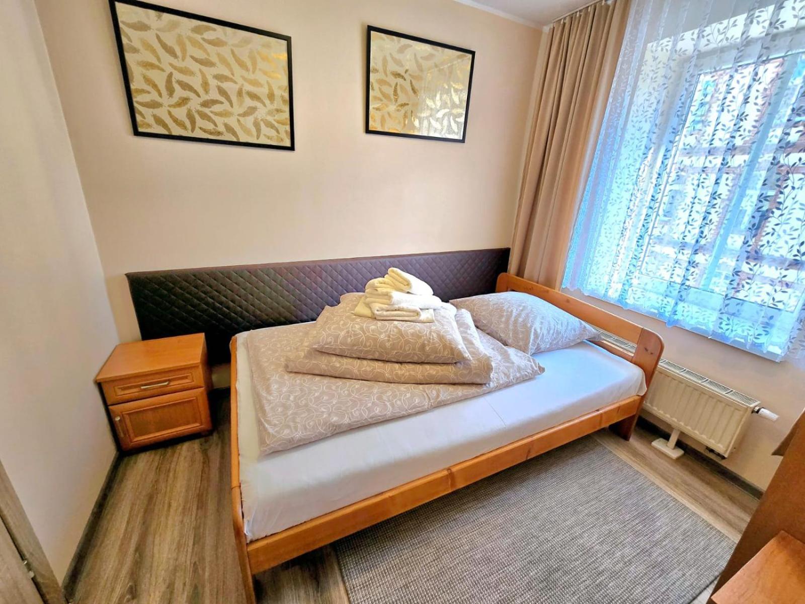 Aparthouse Apartamenty Centrum - In The City Center Near The Train Station Катовице Стая снимка